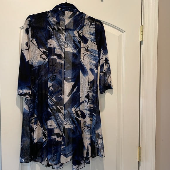 Creation strikingly beautiful cardigan print in blues white and black. - Picture 3 of 3